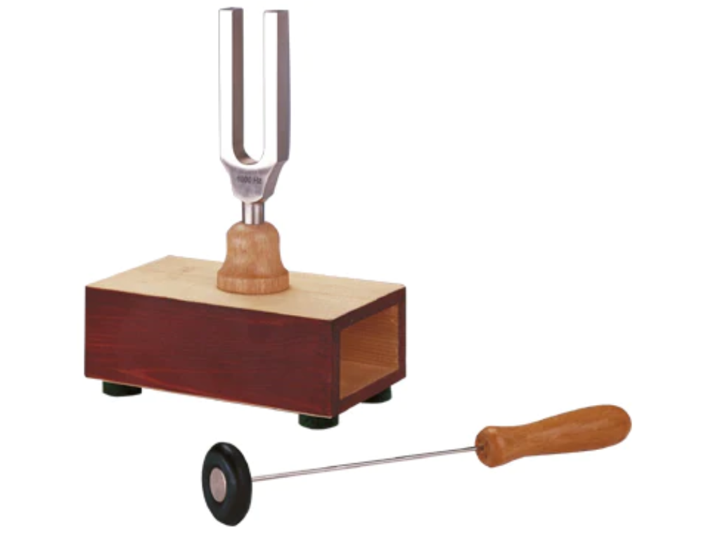 Stimmgabel c1 256 Hz auf Resonanzkasten